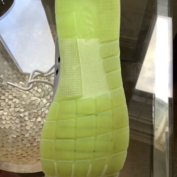 LA Gear sneakers with iconic flame design Neon glow-in-the-dark green - Picture 9 of 10